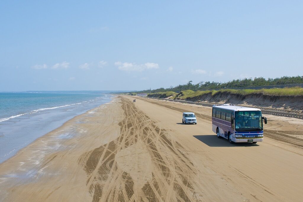 砂浜を走るバス